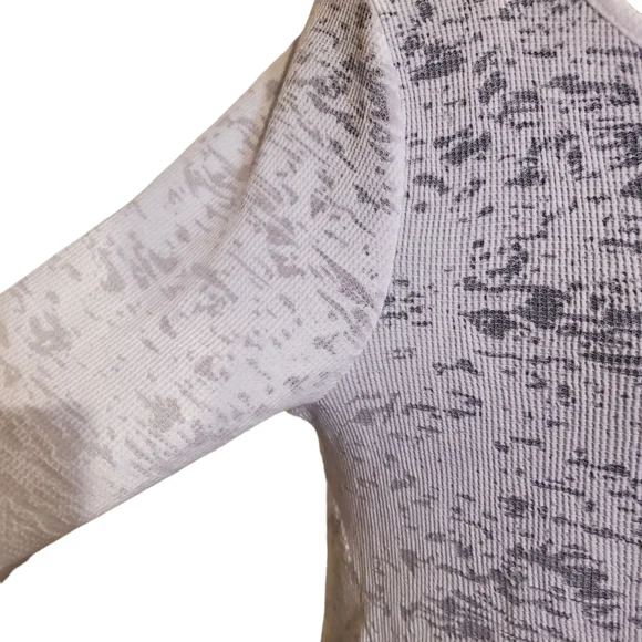 Jones New York Sport Gauze like top. A tank will be needed underneath. Size L - Picture 3 of 6